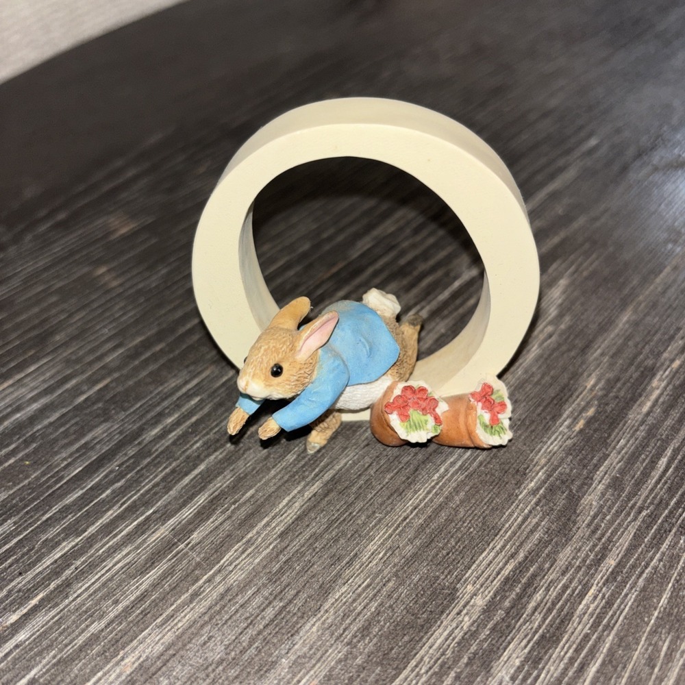 Peter Rabbit Alphabet Figurine Enesco 2005 Letter O Peter Rabbit A50007